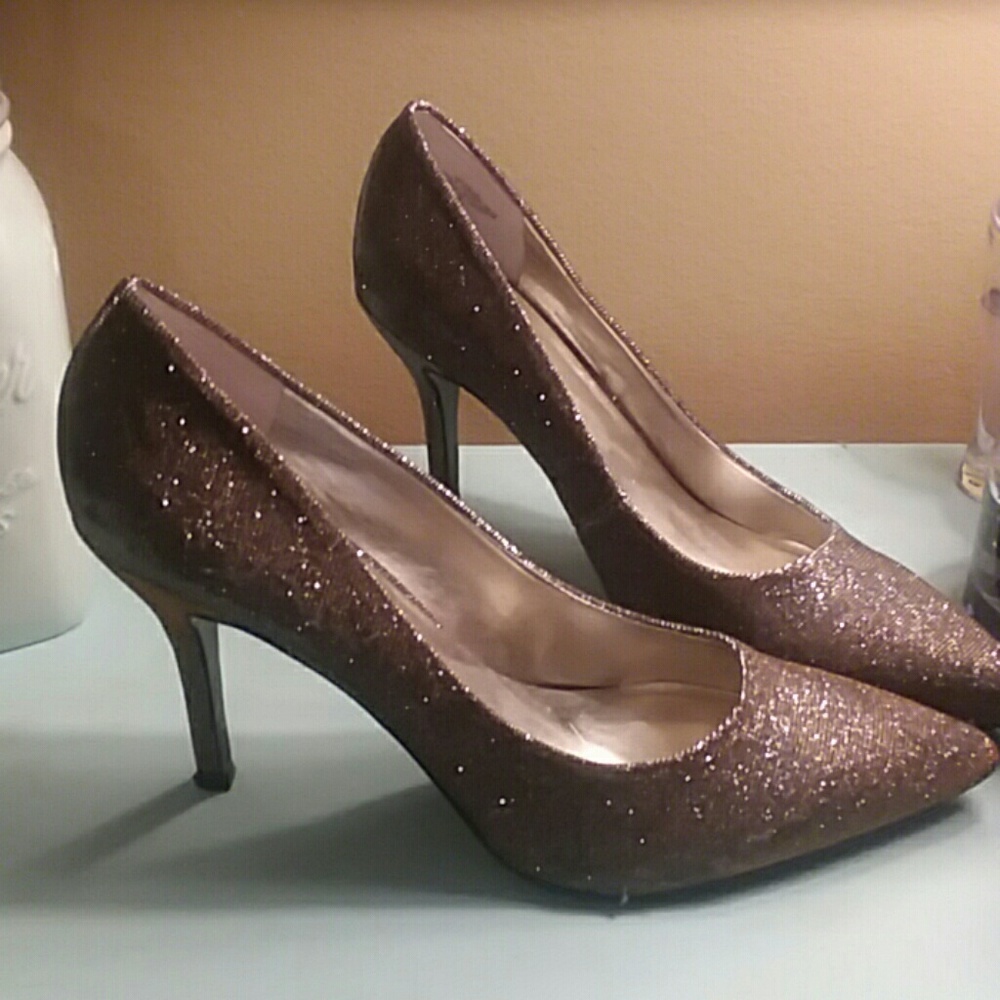Gold glitter pumps